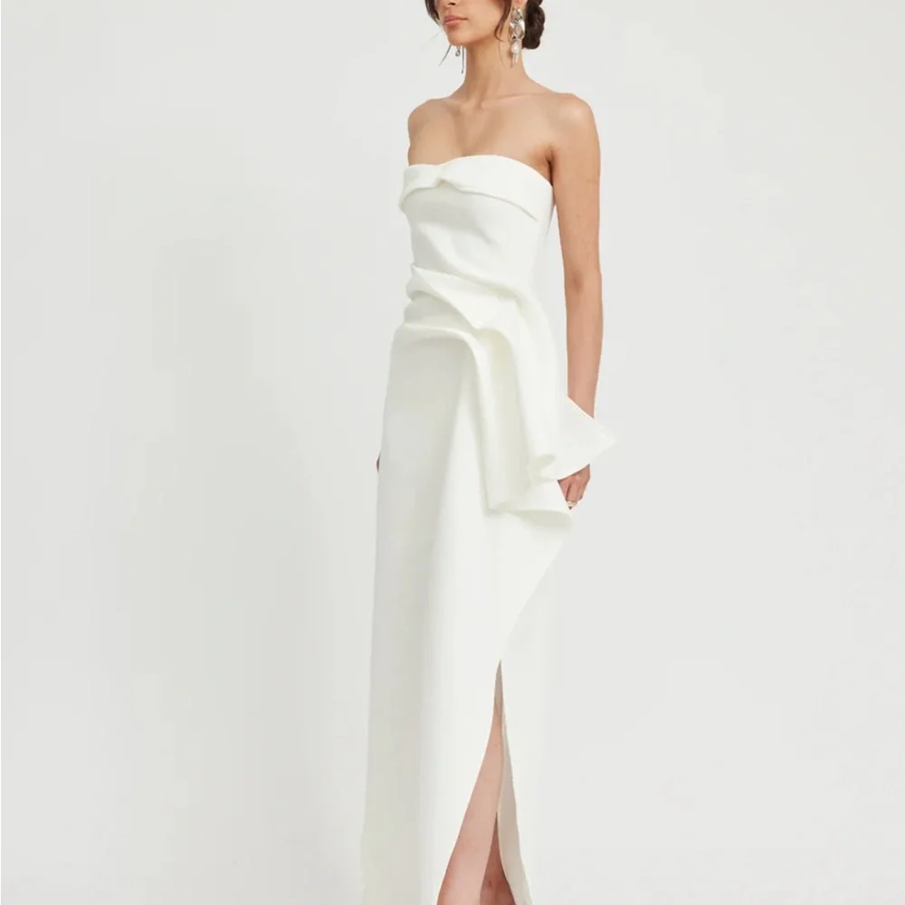 Elegant White Strapless Dress - Picture 2 of 8